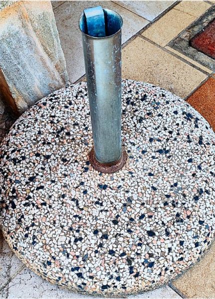 Round umbrella base made of concrete and stainless steel tube