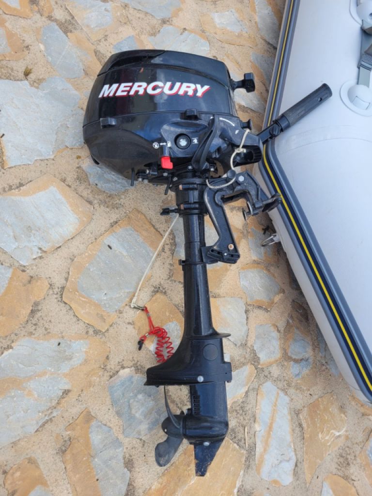 Bote inflable con def. Motor fueraborda Cala Murada