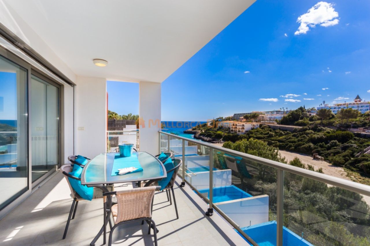 Beautiful semi-detached house for rent in Cala Mandia.