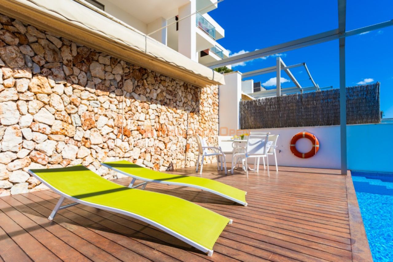 Beautiful semi-detached house for rent in Cala Mandia.