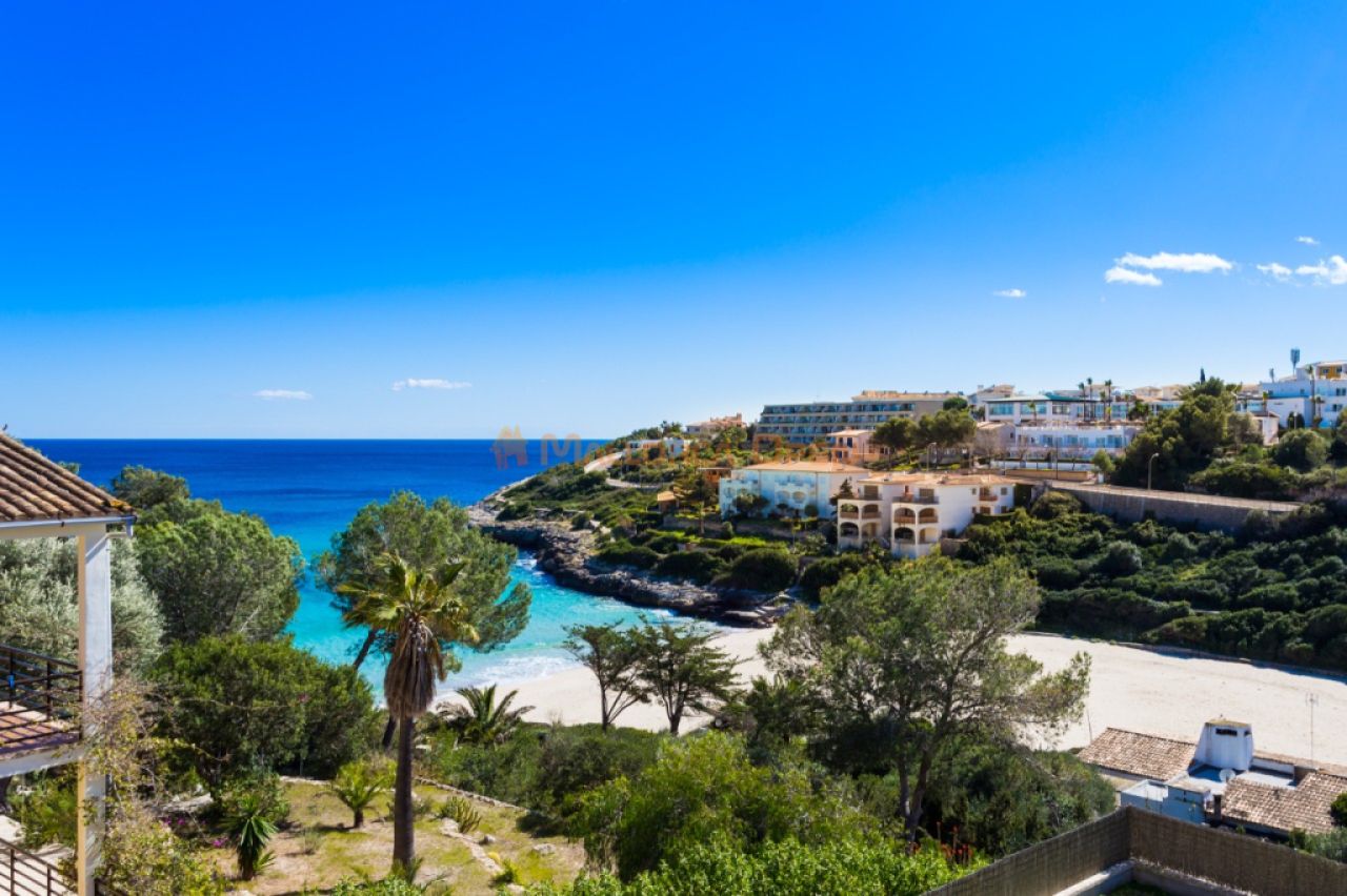 Beautiful semi-detached house for rent in Cala Mandia.