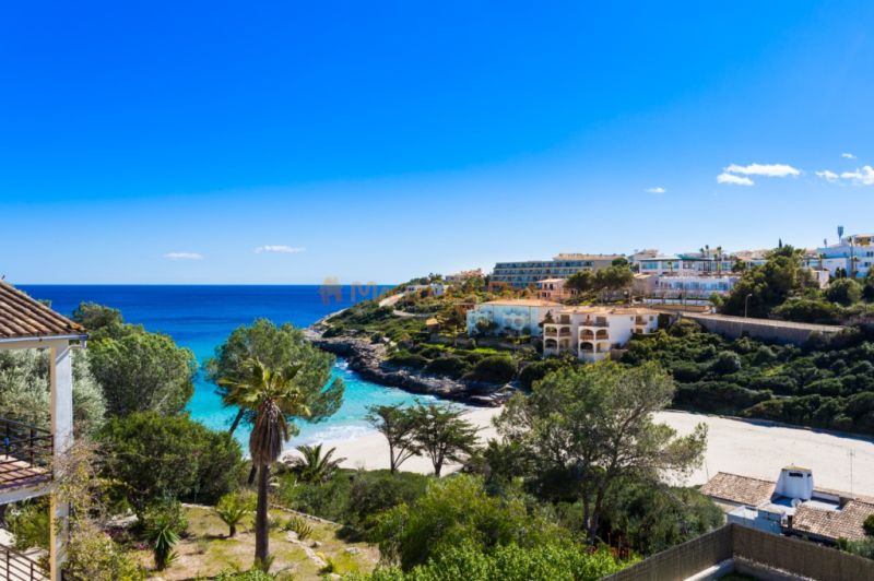 Beautiful semi-detached house for rent in Cala Mandia.