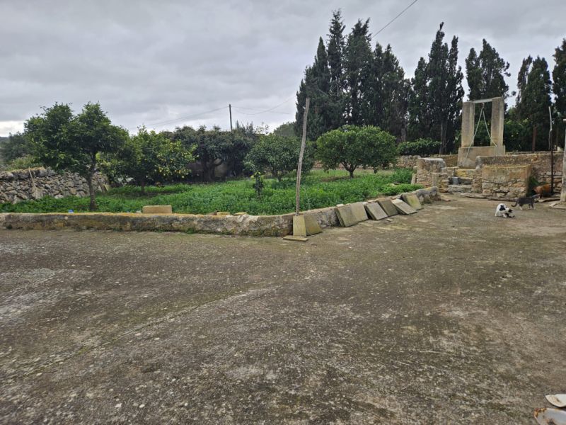 Beautiful finca with house to renovate