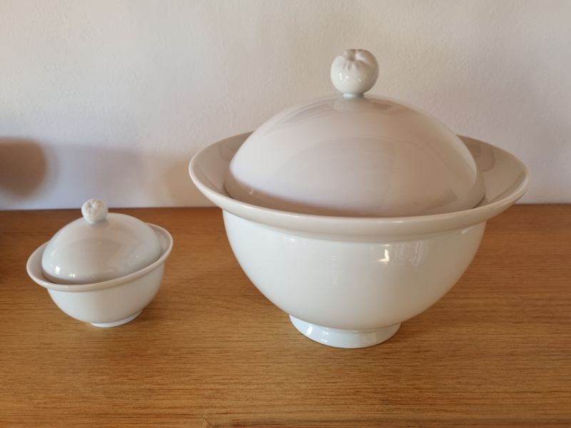 Beautiful large serving bowl from the brand Thomas