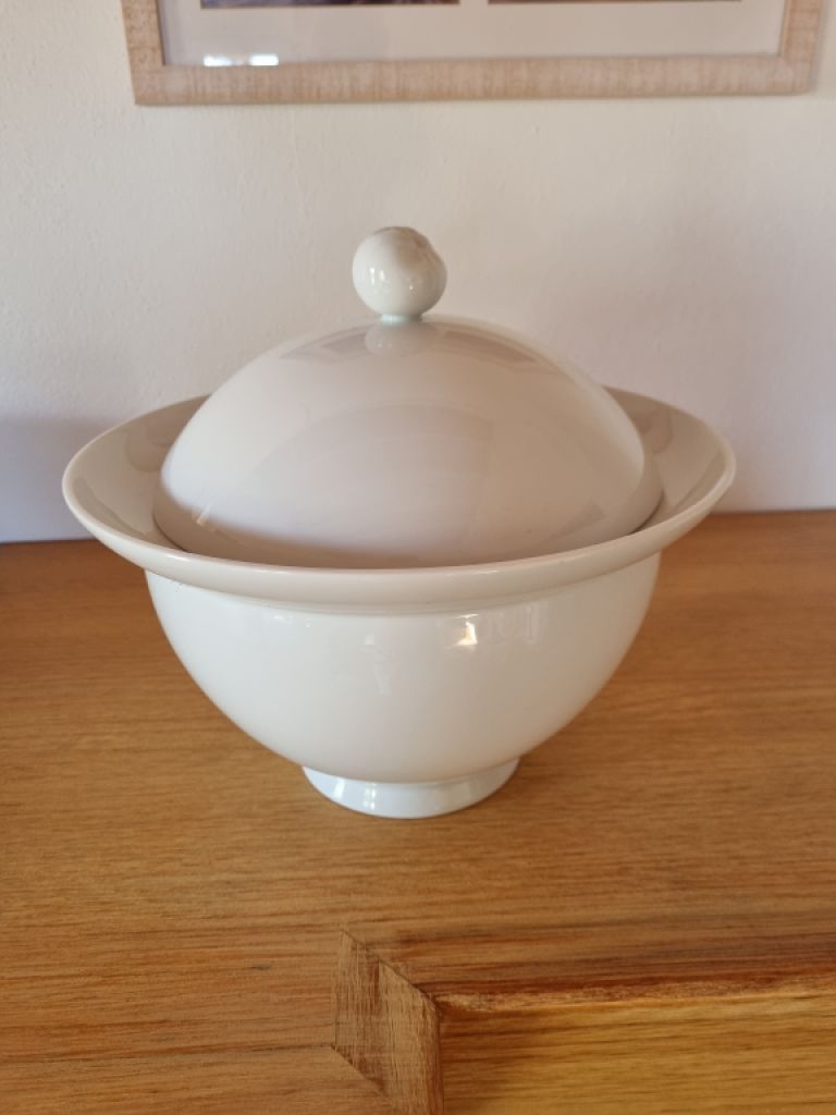 Beautiful large serving bowl from the brand Thomas