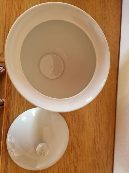 Beautiful large serving bowl from the brand Thomas