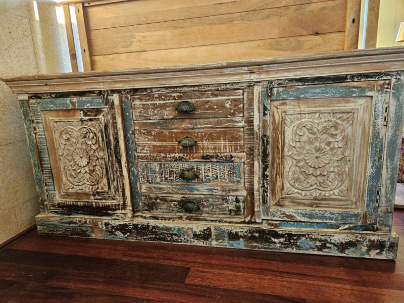 Schöne indische Anrichte aus Massivholz