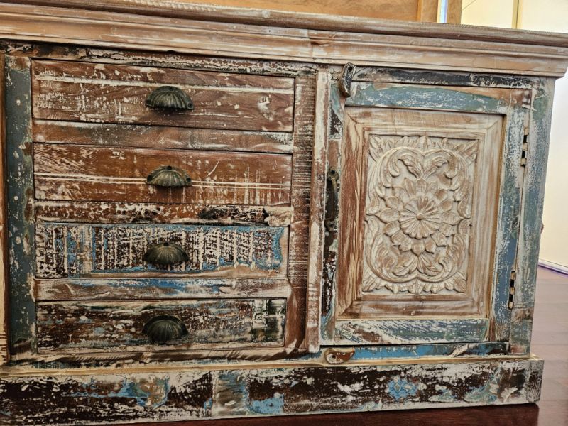 Schöne indische Anrichte aus Massivholz