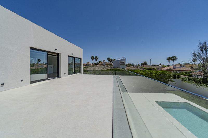 Schöne Villa zum Verkauf in Bahia Grande mit Neubau