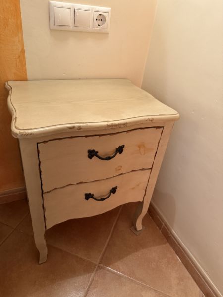 Beautiful vintage nightstands / side tables