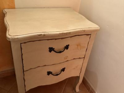 Schöne Vintage-Nachttische / Ablagetische