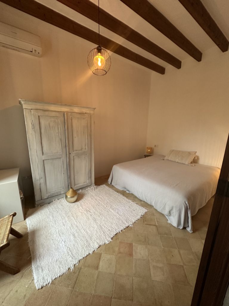 Schöne Zimmer in einem wunderschönen Dorfhaus in Sencelles  zu vermieten