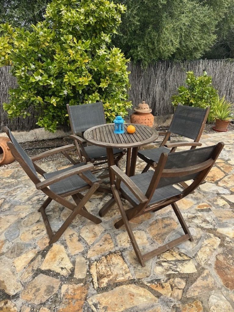 Beautiful Round Team Wooden Table with 4 Chairs