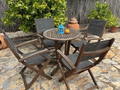 Beautiful Round Team Wooden Table with 4 Chairs