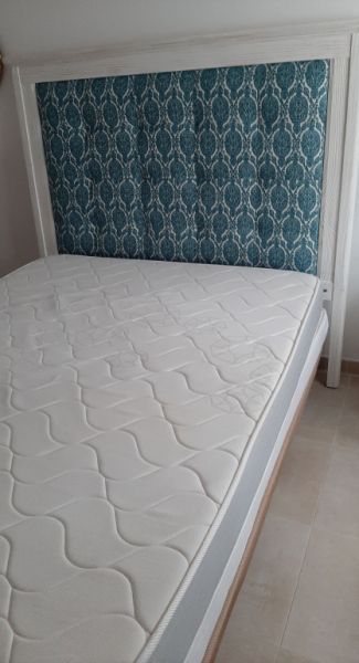 Schönes Kopfteil handgefertigt durch Schreinerarbeit