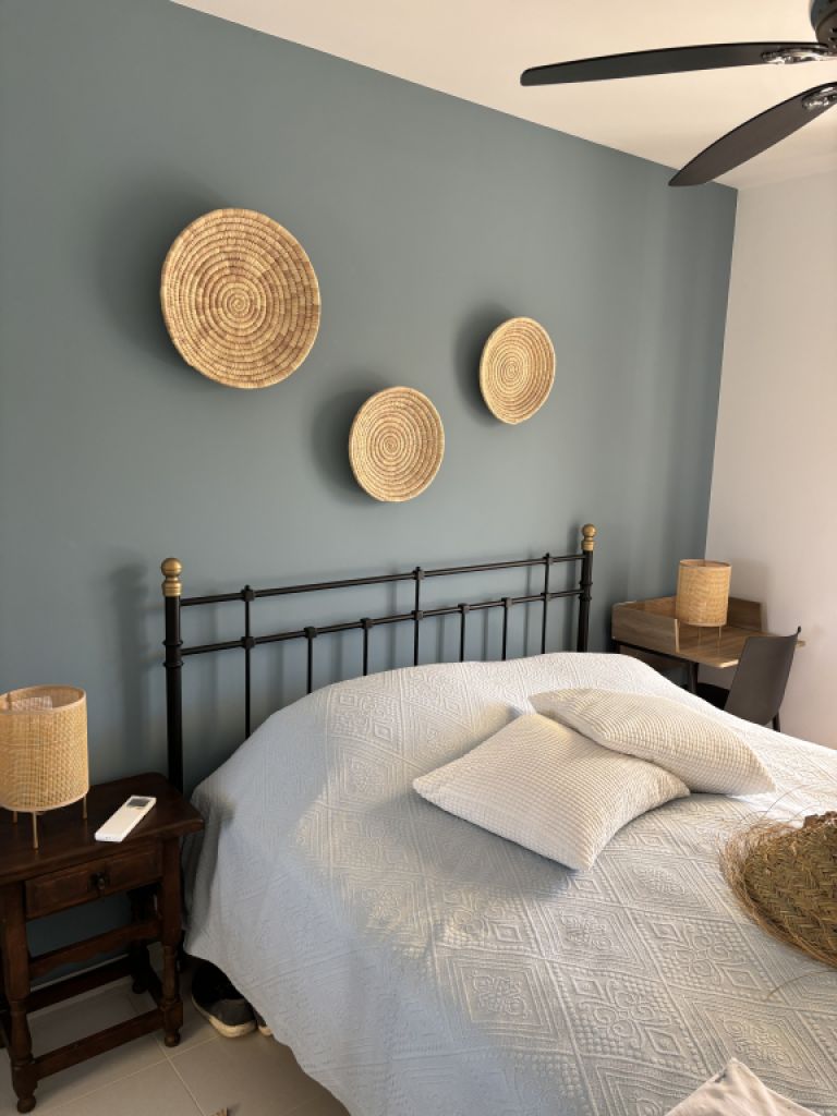 Nice metal bed 1.60 × 2 m, including slatted frame, mattress and topper!