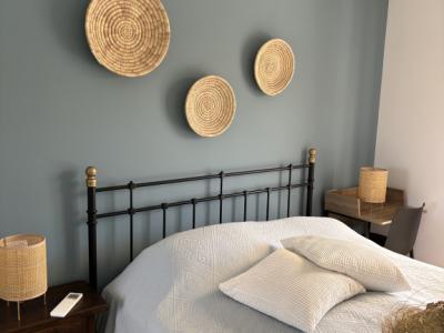 Nice metal bed 1.60 × 2 m, including slatted frame, mattress and topper!