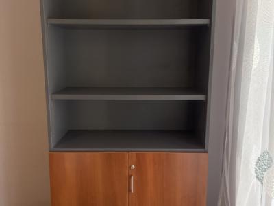 Schrank mit Türen