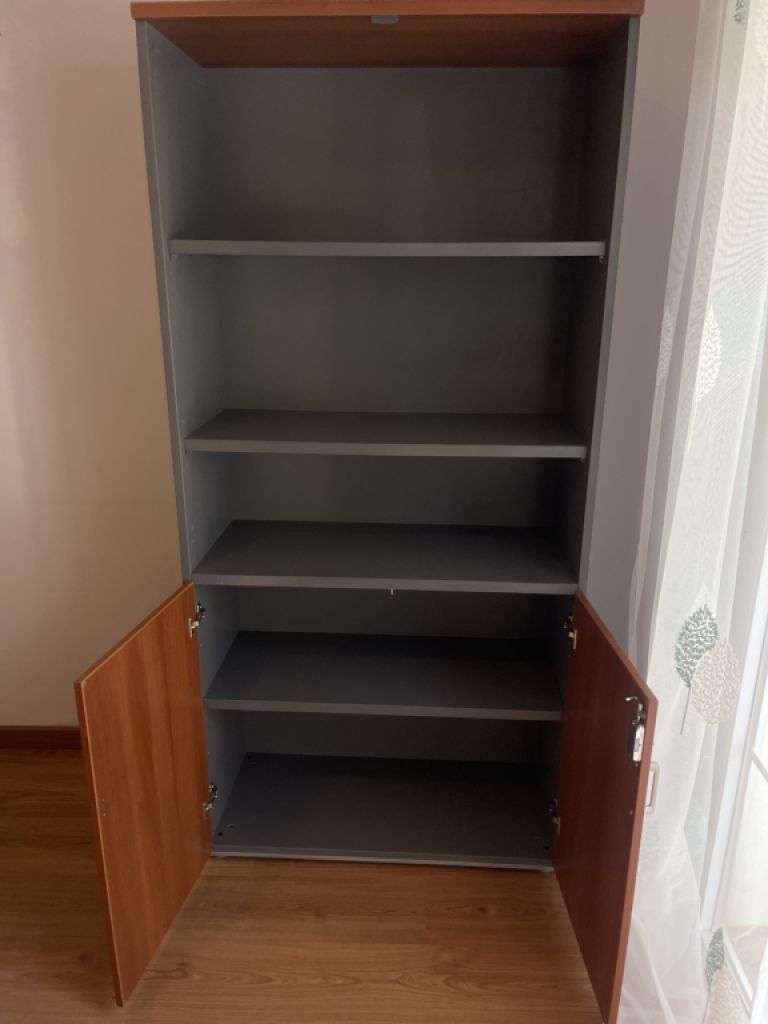Schrank mit Türen
