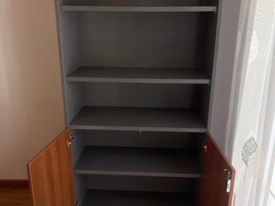 Schrank mit Türen
