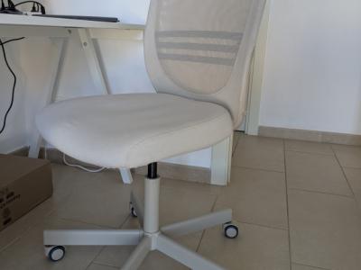 Escritorio con silla de oficina incluida/Ikea