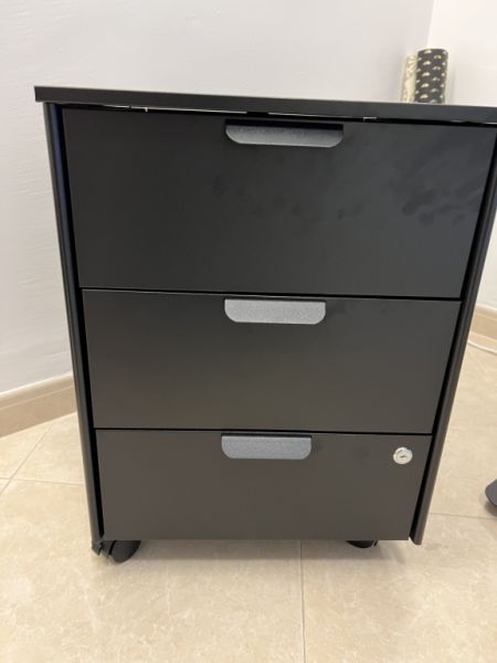 Escritorio y cajonera