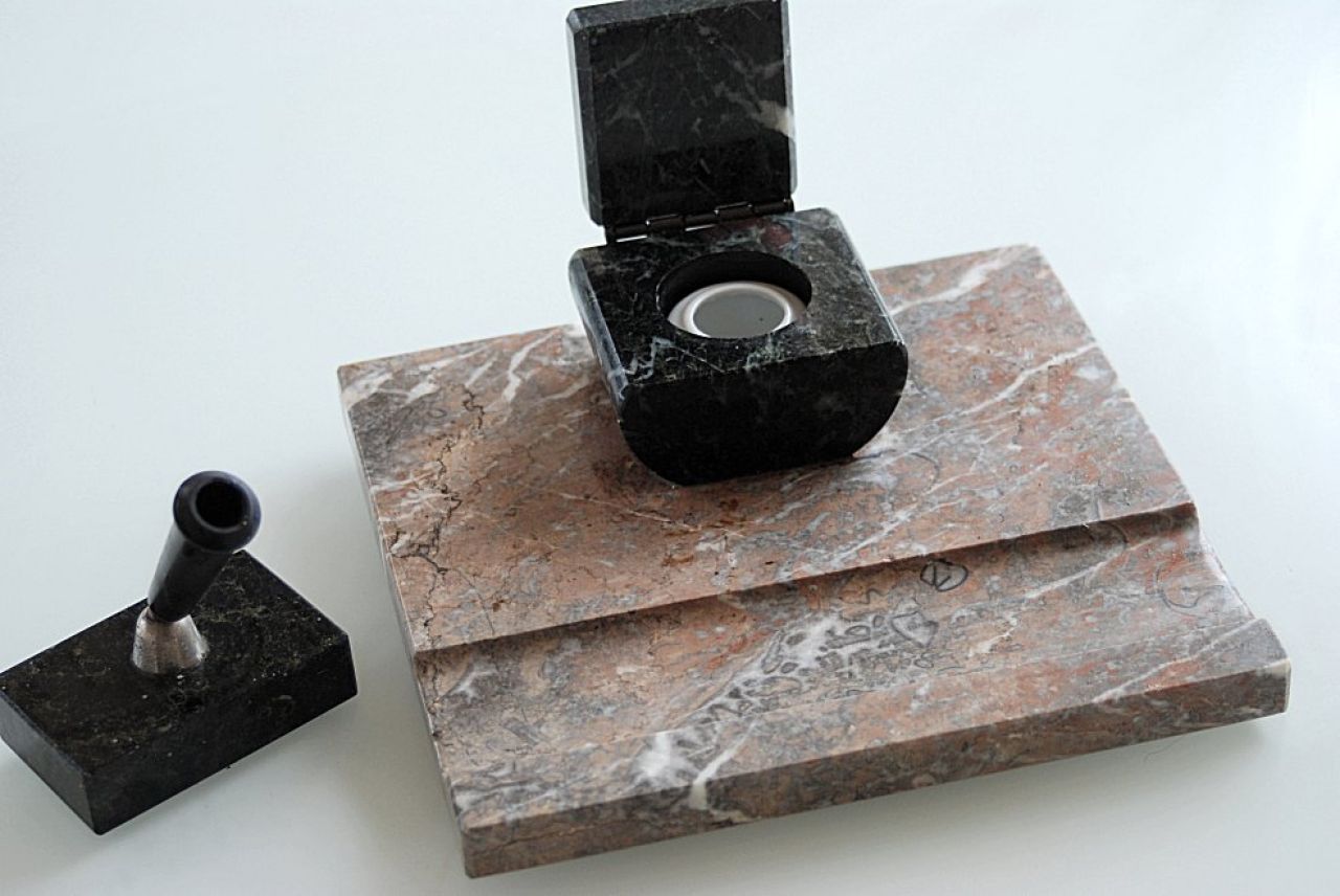 Schreibtischgarnitur aus Marmor, zweiteilig