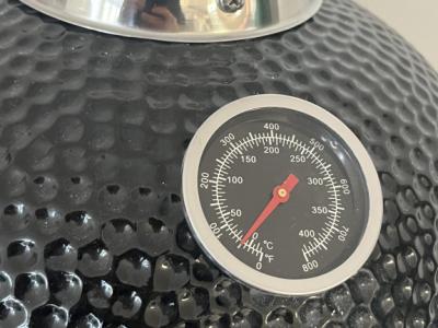 Schwarzer Keramik-Kamado 2-in-1-Räucherofen mit Holzkohlegrill 56 cm