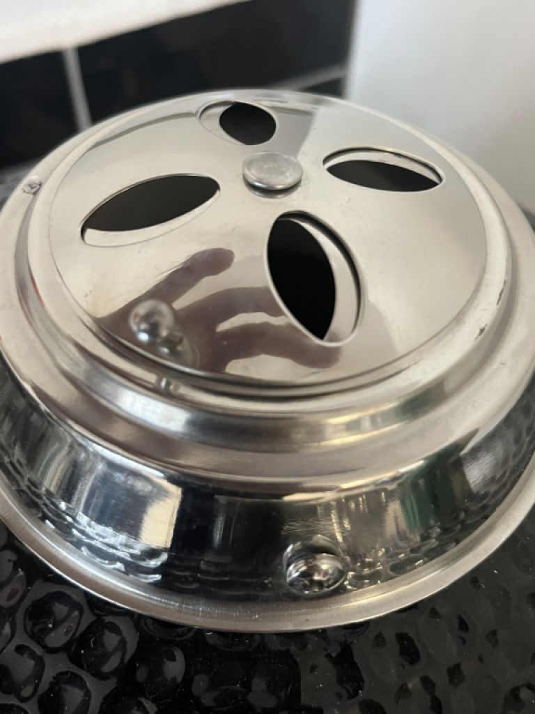 Schwarzer Keramik-Kamado 2-in-1-Räucherofen mit Holzkohlegrill 56 cm