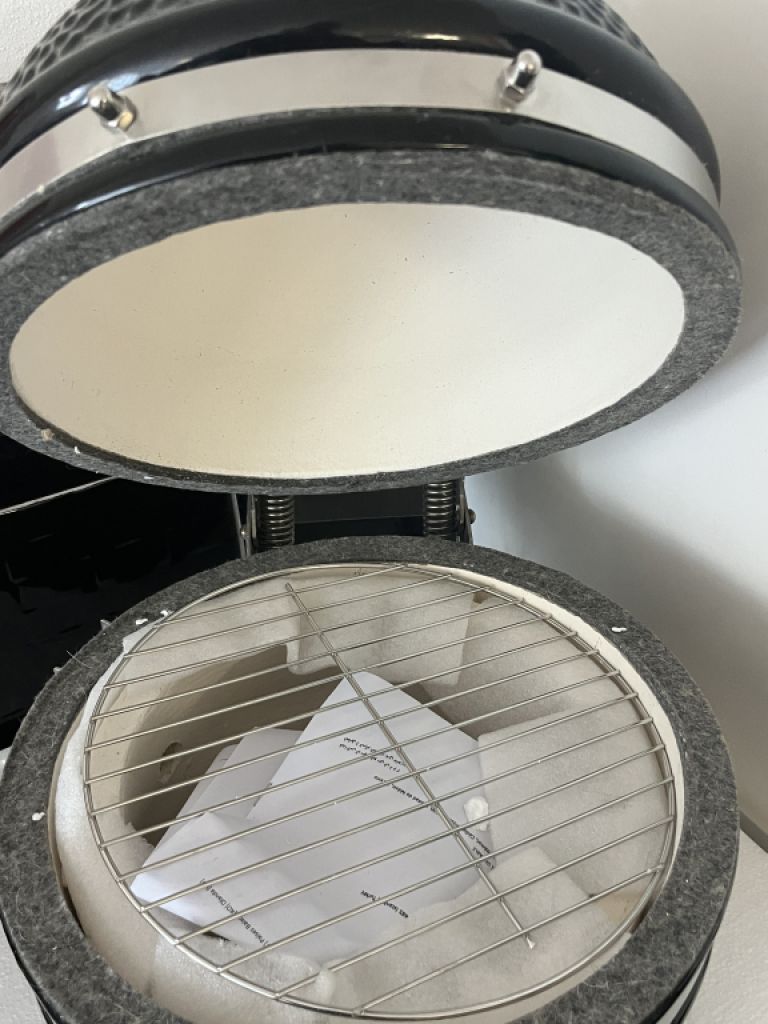 Schwarzer Keramik-Kamado 2-in-1-Räucherofen mit Holzkohlegrill 56 cm