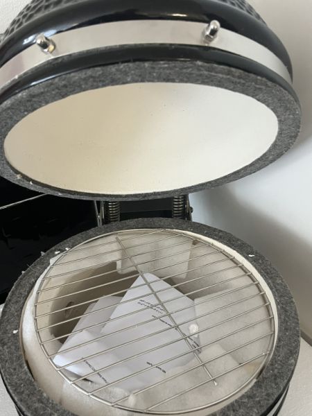 Schwarzer Keramik-Kamado 2-in-1-Räucherofen mit Holzkohlegrill 56 cm