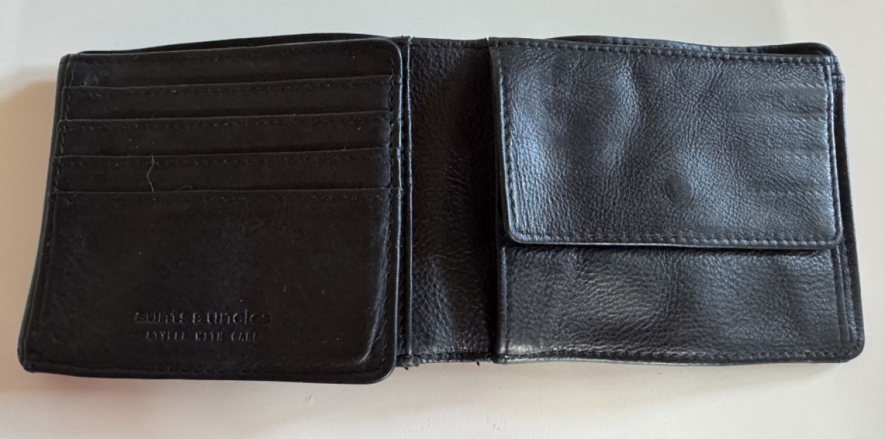 Black wallet / soft leather wallet, Brand: aunts & uncles