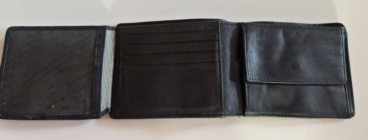 Black wallet / soft leather wallet, Brand: aunts & uncles