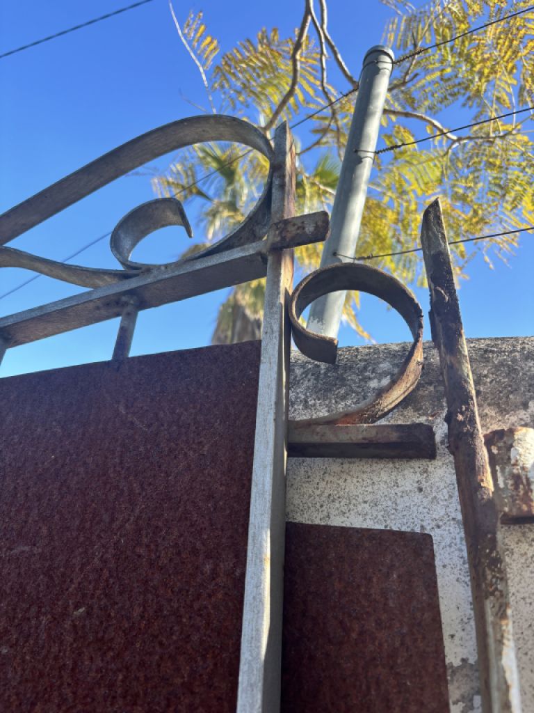 Heavy iron gates 2 pieces 2 x 1.80 m