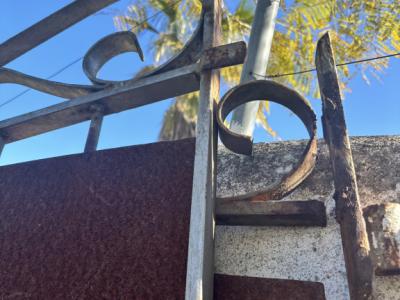 Heavy iron gates 2 pieces 2 x 1.80 m