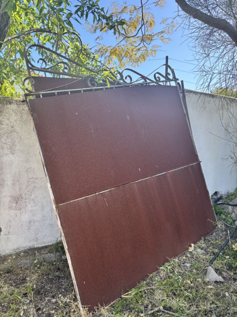 Heavy iron gates 2 pieces 2 x 1.80 m