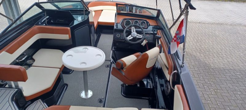 SeaRay 190 SPX Black Beauty