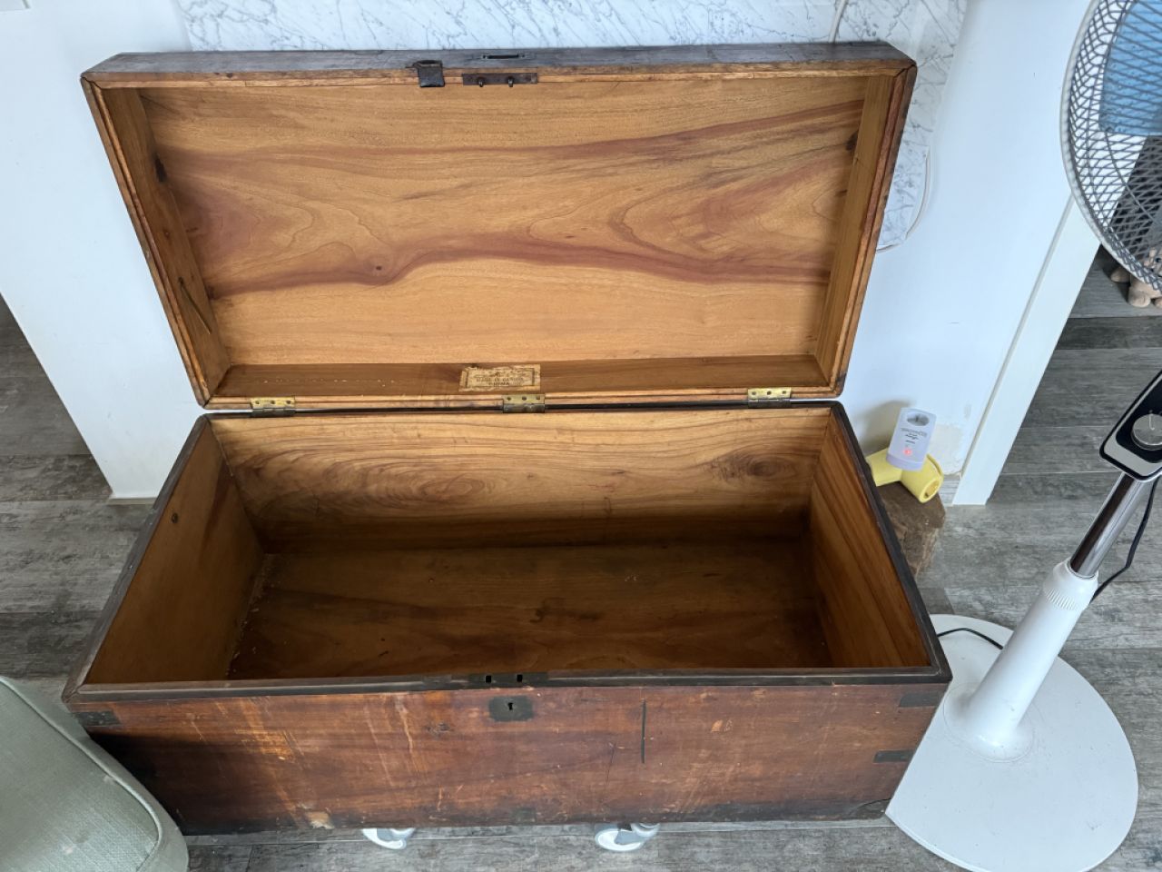 Sehr alte gut erhaltene Seemannstruhe