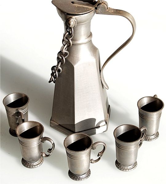 sehr alte Zinn Garnitur, 5 Henkelbecher und Karaffe
