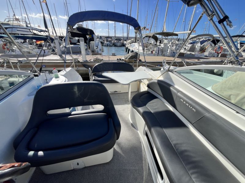 Very well-maintained Maxum2600SE motorboat for sale (berth can be taken over)