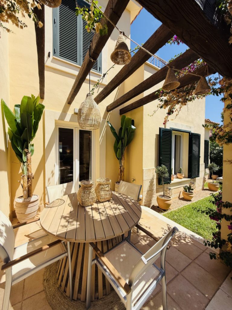 Very nice round garden table