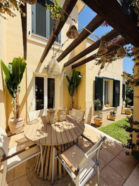 Very nice round garden table