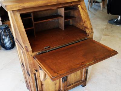 Secretaire (writing desk)