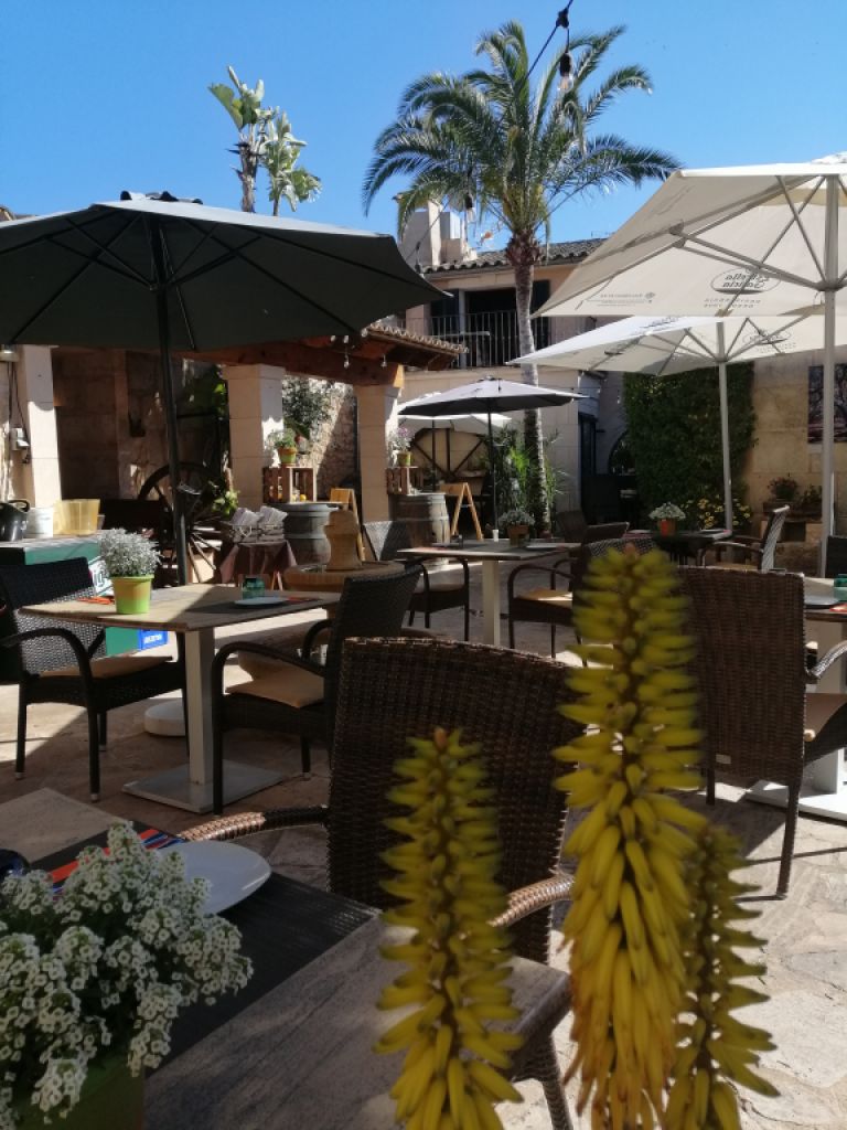 Service staff/bar staff wanted.