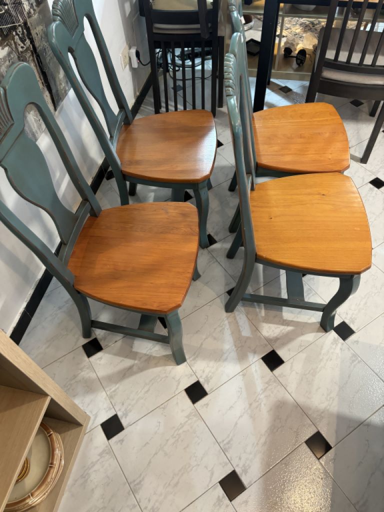 Set aus 4 restaurierten Vintage-Holzstühlen