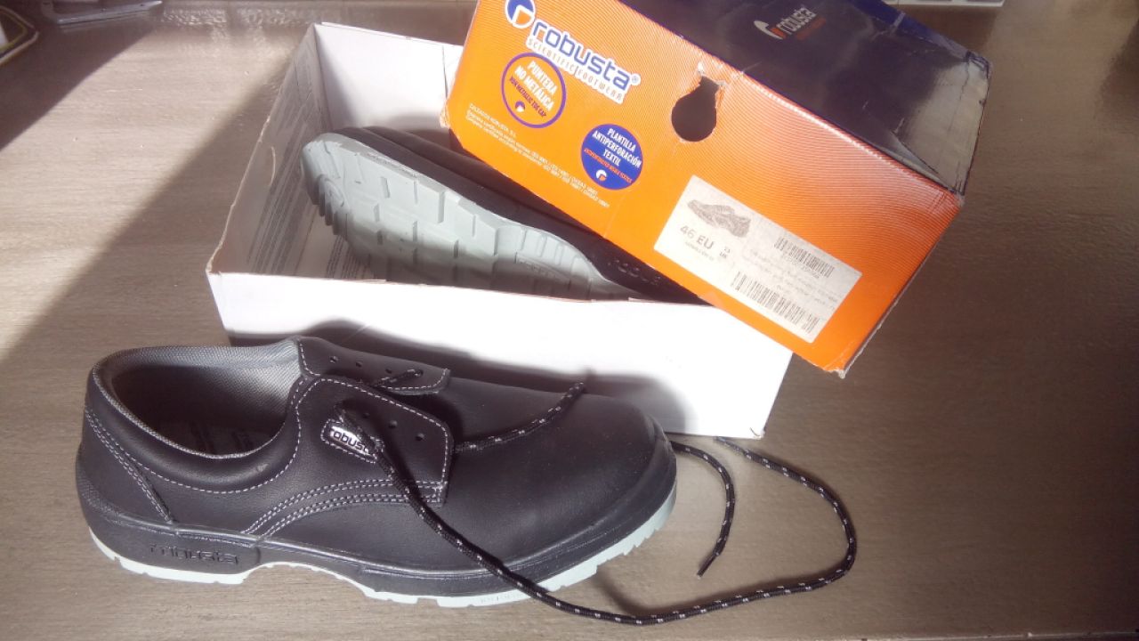 Safety footwear size 46