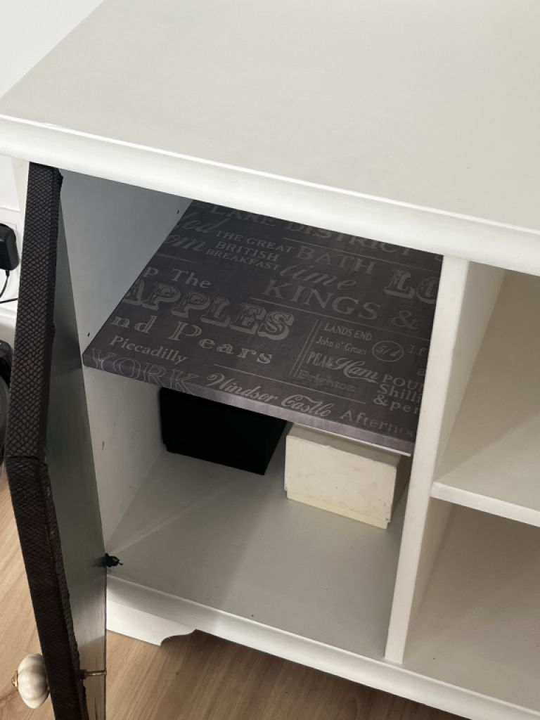 Aparador de 150cm de largo recubierto de cuero artificial