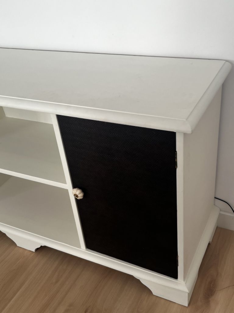 Aparador de 150cm de largo recubierto de cuero artificial