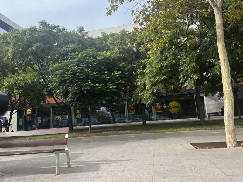 Aparador de 150cm de largo recubierto de cuero artificial