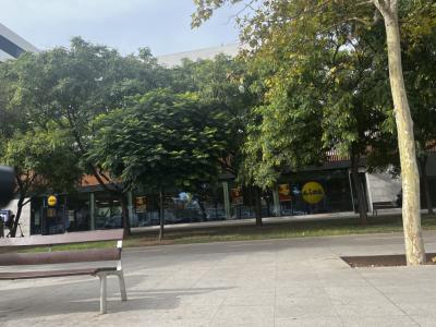 Aparador de 150cm de largo recubierto de cuero artificial